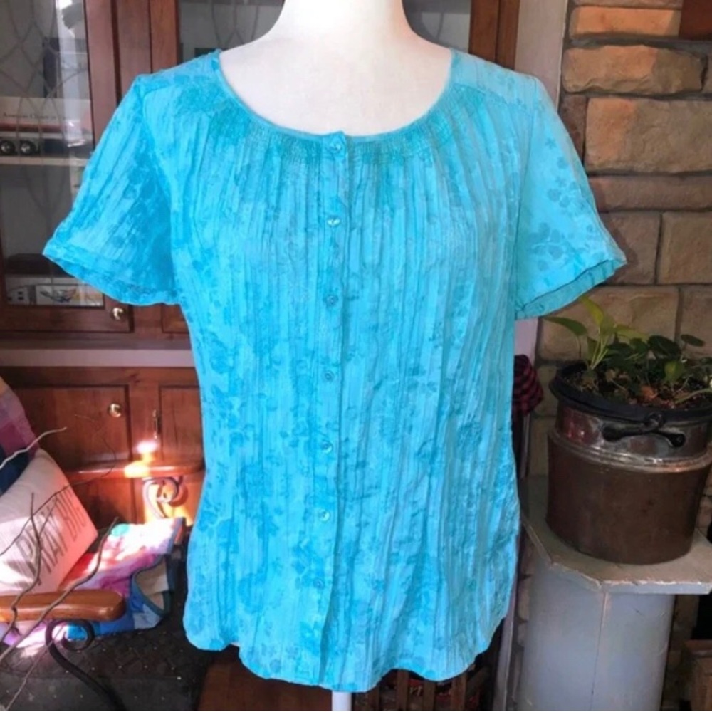 CROFT&BARROW size Medium turquoise blue button up short sleeve with floral print